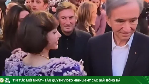 Lisa vui vẻ chào hỏi, hôn má bố Frédéric Arnault kenhtingame com thumb lisa vui ve chao hoi hon ma bo frederic arnault 63be1791566150257 940w