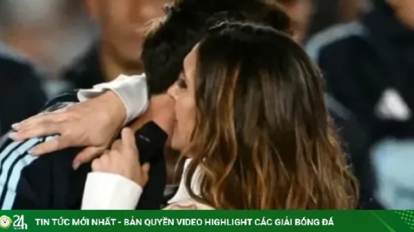 Messi ôm chặt nữ ca sĩ kenhtingame com thumb messi om chat nu ca si 10db1791363854666 940w