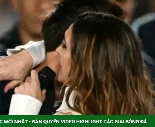 Messi ôm chặt nữ ca sĩ kenhtingame com thumb messi om chat nu ca si 10db1791363854666 940w