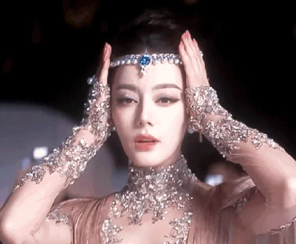 Mọi ống kính đều hướng về Địch Lệ Nhiệt Ba kenhtingame com thumb moi ong kinh deu huong ve dich le nhiet ba db1a1792825099407 940w