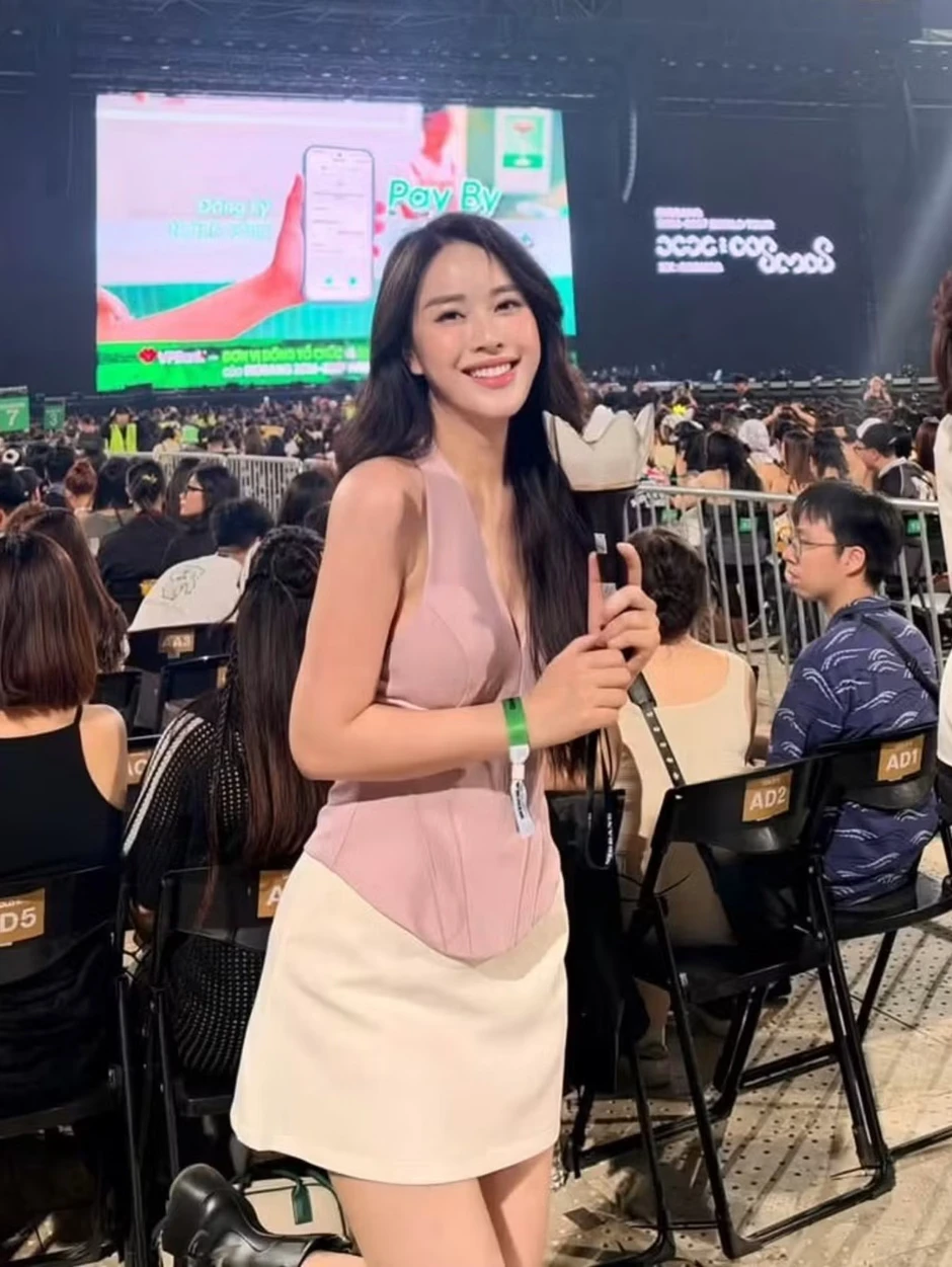 Tiểu Vy, Phương Mỹ Chi và cả showbiz Việt đi xem Big Bang
