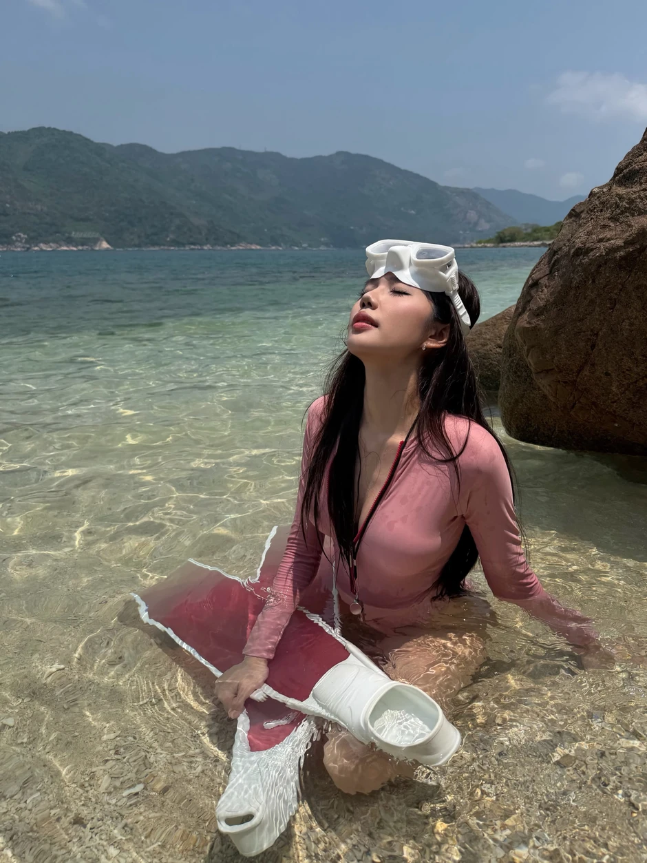Trải nghiệm lặn biển, hot girl xinh đẹp rạng rỡ khoe dáng, khiến người xem chỉ muốn "xách ba lô lên và đi" Trải nghiệm lặn biển, hot girl xinh đẹp rạng rỡ khoe dáng, khiến người xem chỉ muốn "xách ba lô lên và đi"