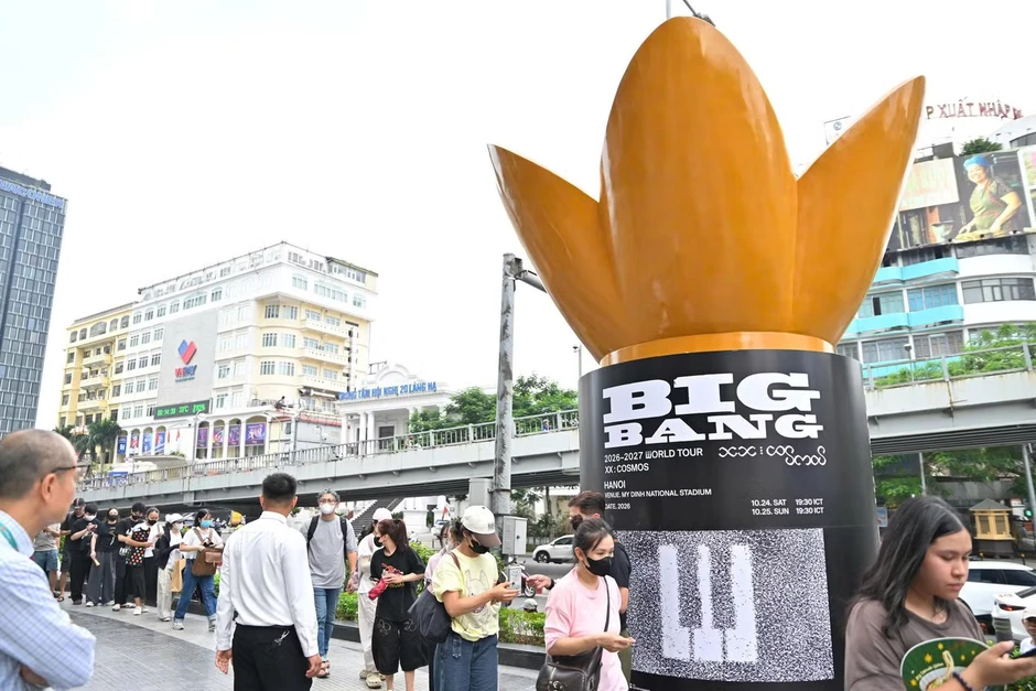 Xếp hàng từ 2h sáng chờ mua vật phẩm của Big Bang