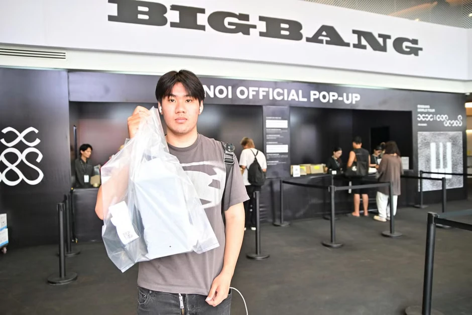 Xếp hàng từ 2h sáng chờ mua vật phẩm của Big Bang