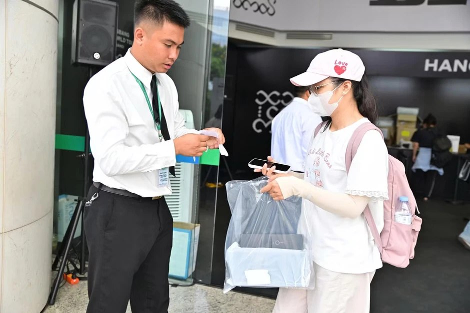 Xếp hàng từ 2h sáng chờ mua vật phẩm của Big Bang
