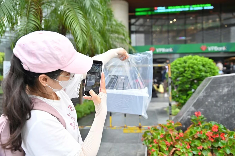 Xếp hàng từ 2h sáng chờ mua vật phẩm của Big Bang