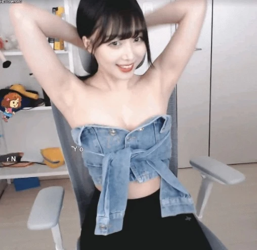 Yêu nhanh 21 ngày, nữ streamer siêu gợi cảm thừa nhận bản thân khó chiều, khiến nửa kia vất vả