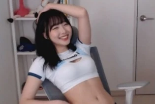 Yêu nhanh 21 ngày, nữ streamer siêu gợi cảm thừa nhận bản thân khó chiều, khiến nửa kia vất vả